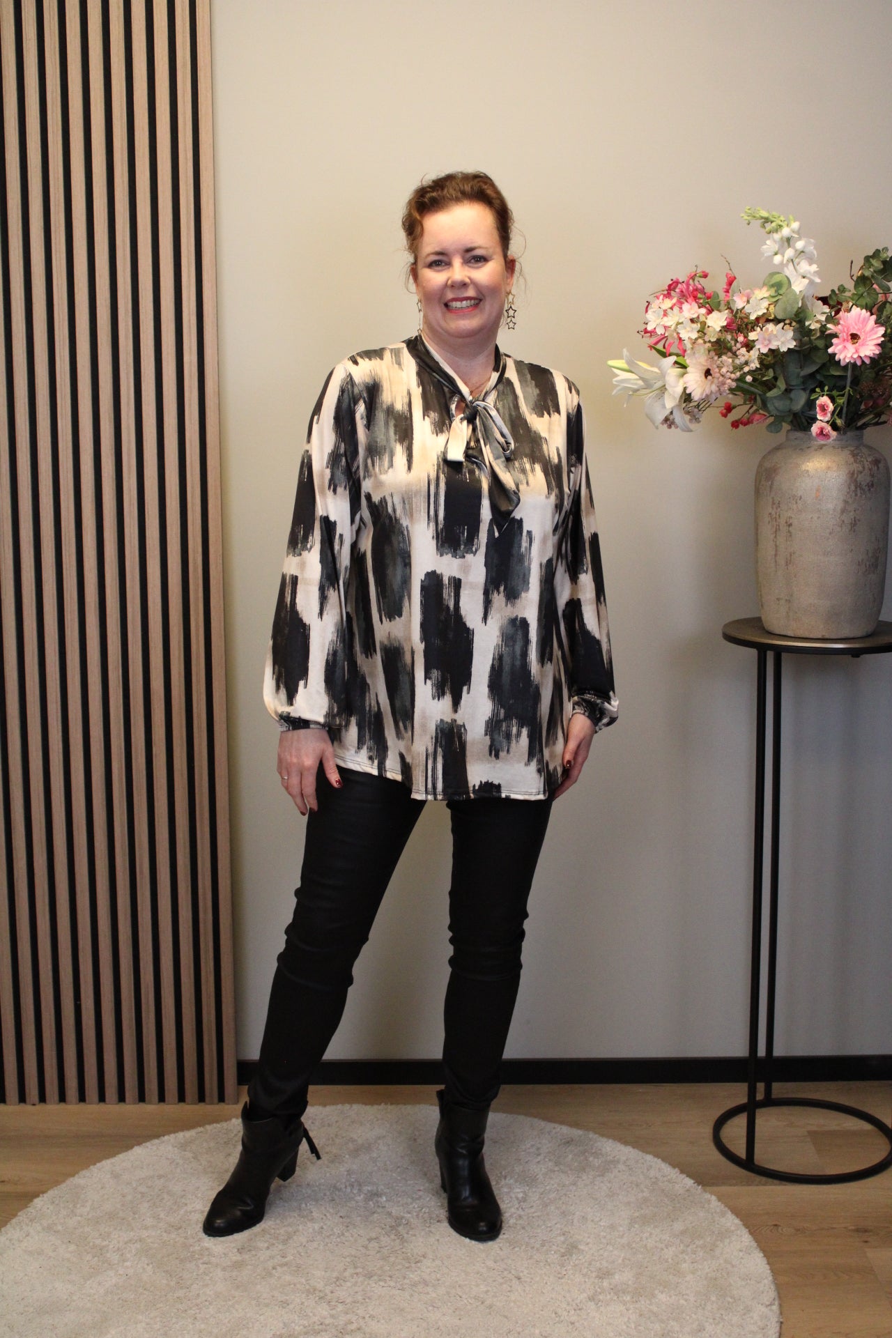 Molly | Blouse zwart met strik 48 t/m 52