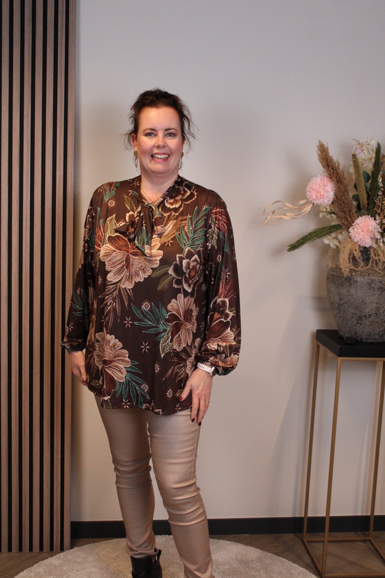 Jara | Blouse bruin met strikje 48 t/m 52