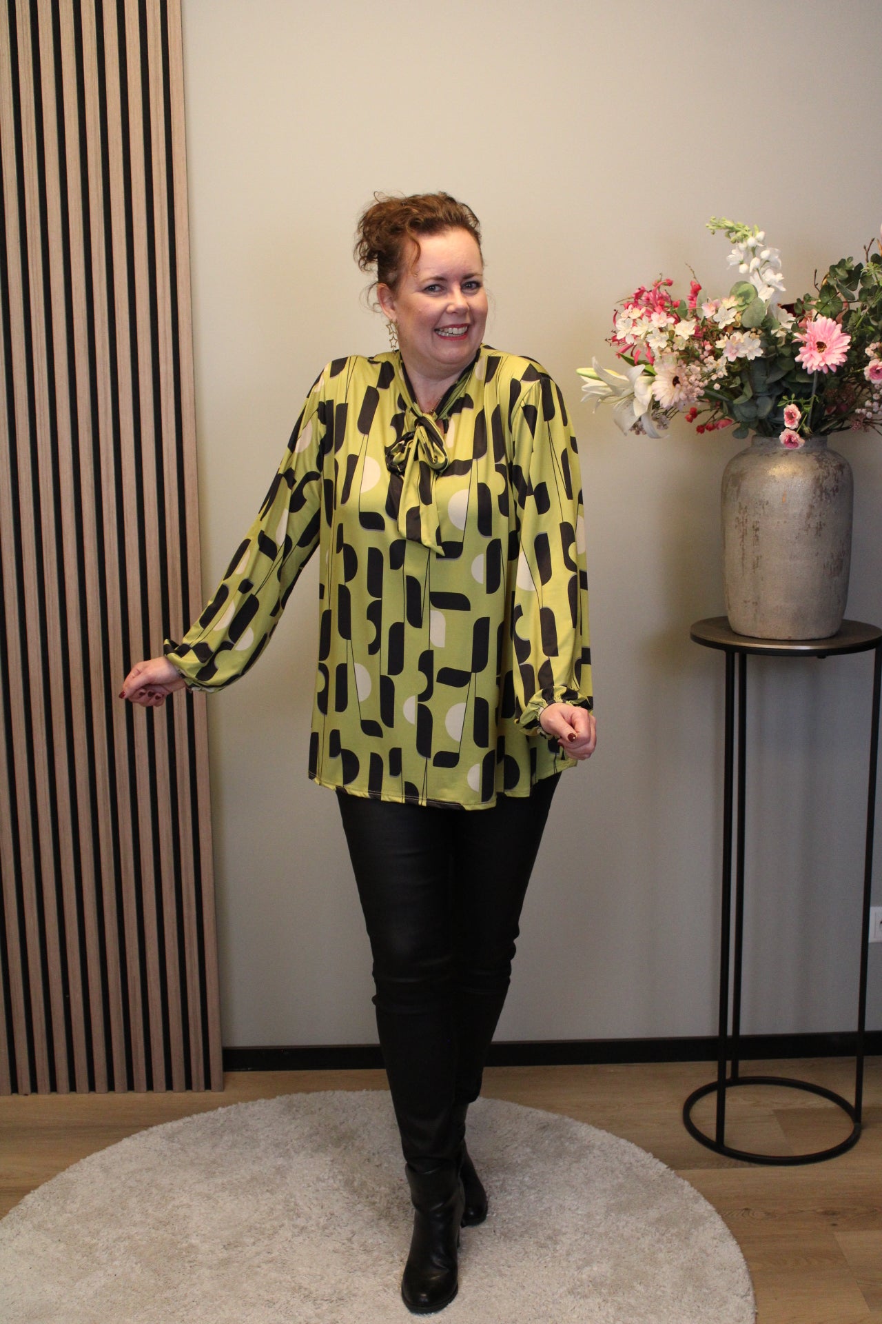 Daniela | Blouse geel met strikje 48 t/m 52