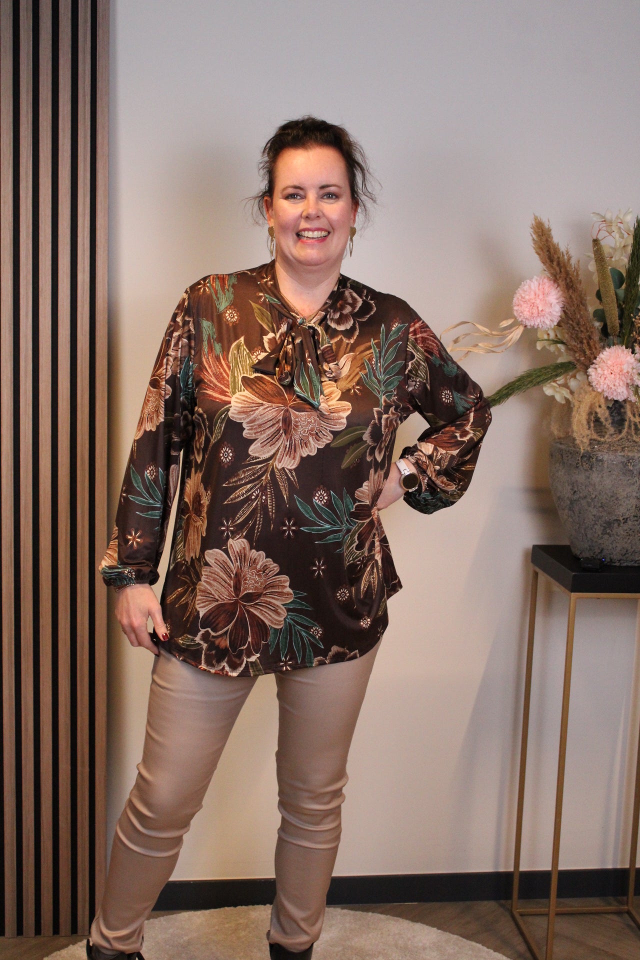 Jara | Blouse bruin met strikje 48 t/m 52