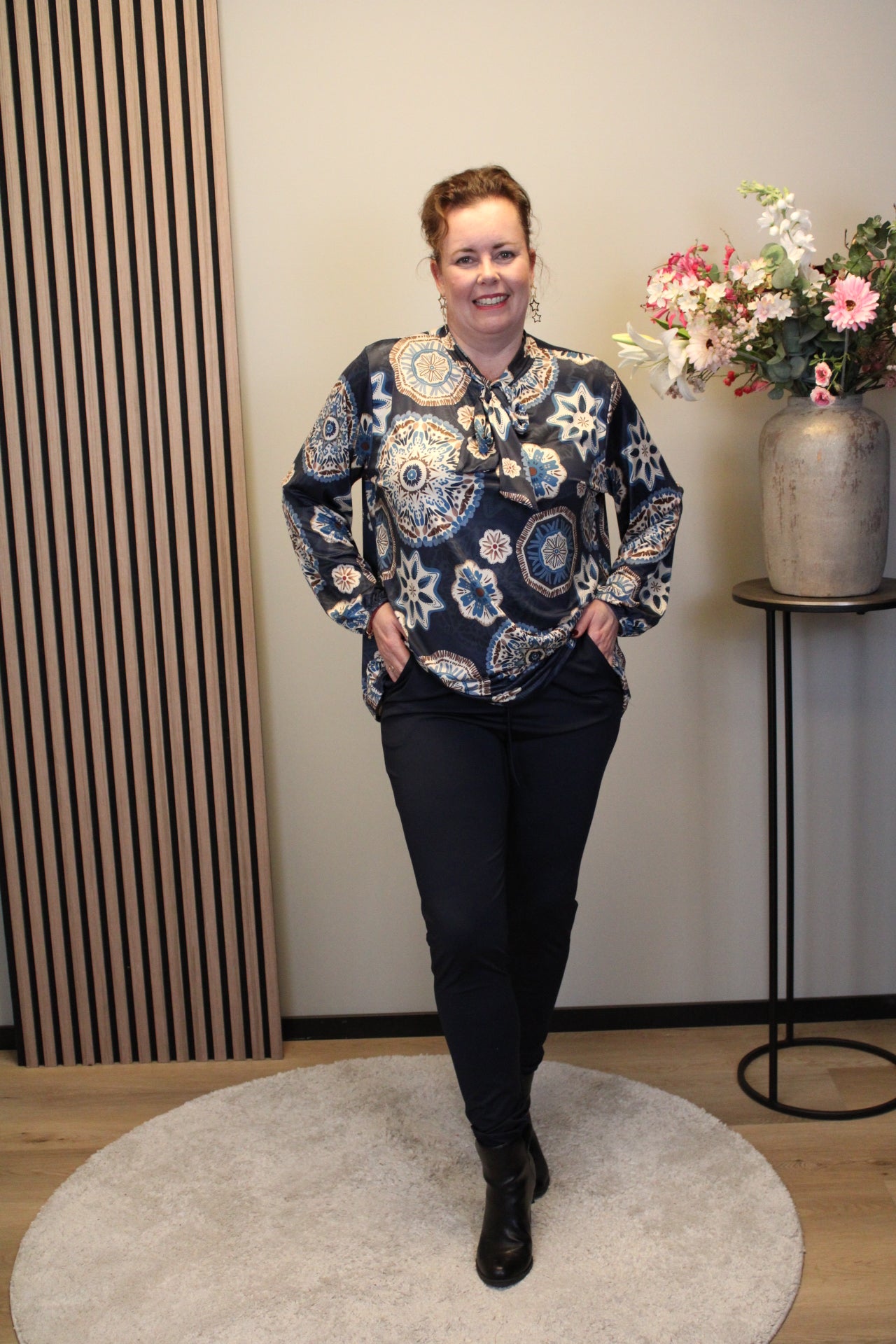 Fina | Blouse blauw met strik 48 t/m 52