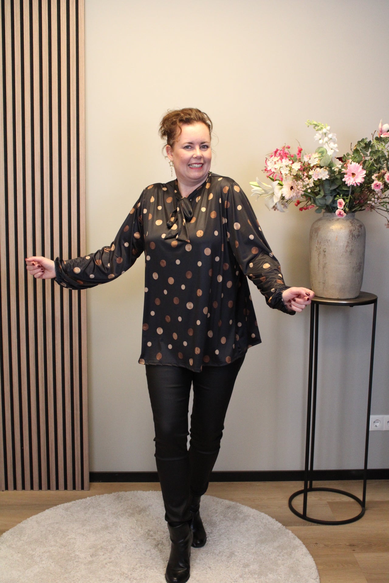 Nelora | Blouse zwart met strik 48 t/m 52