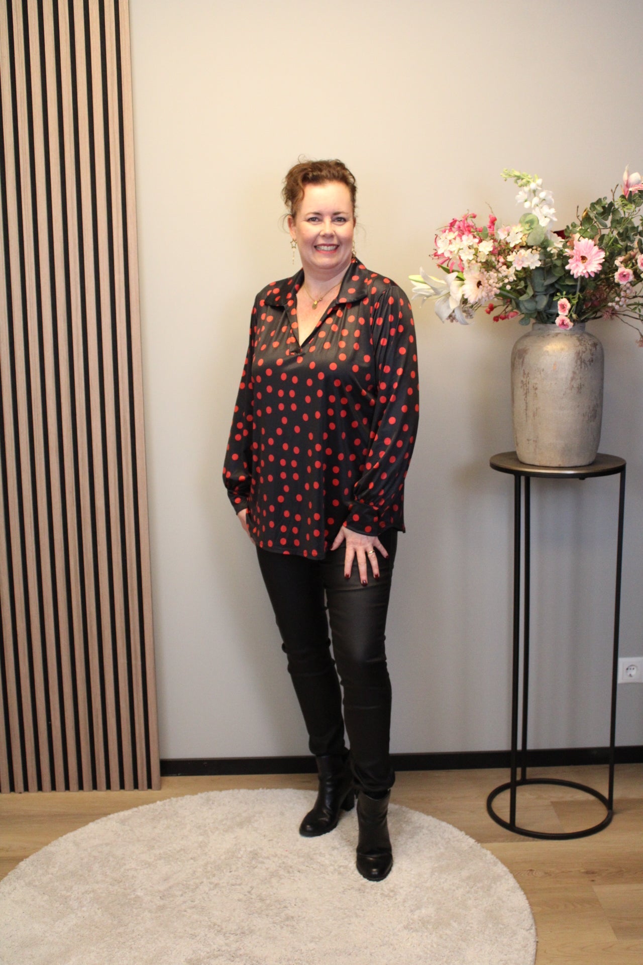 Marije | Blouse zwart/rood met kraagje 52 t/m 58