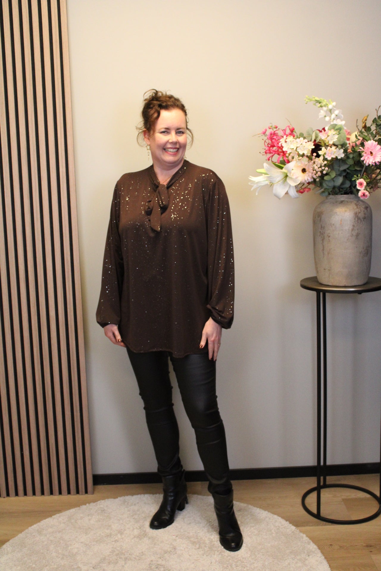 Fieke | Glitter blouse bruin met strik