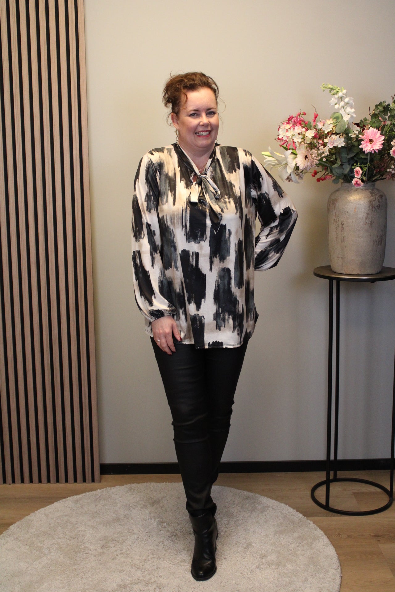 Molly | Blouse zwart met strik 48 t/m 52