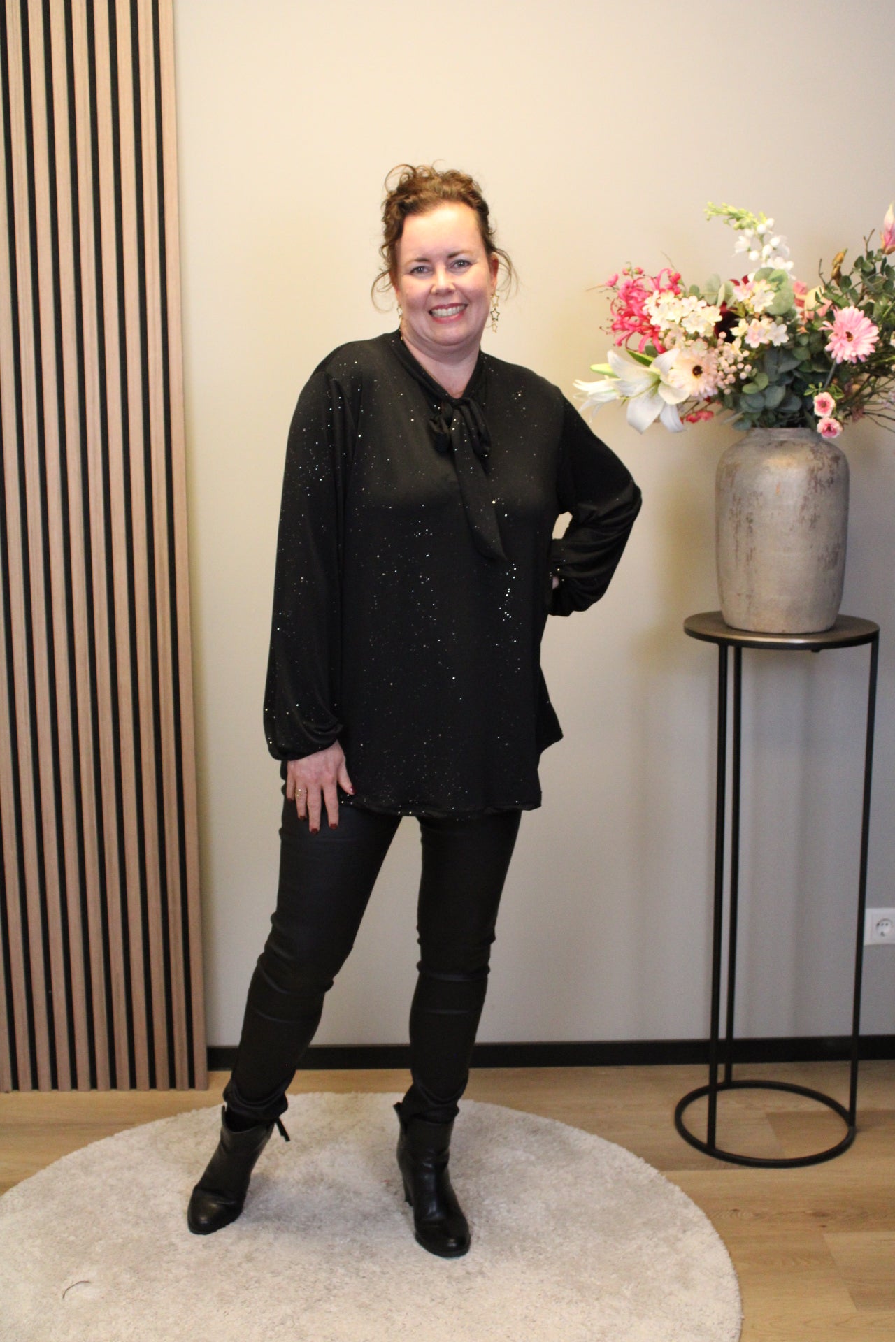 Fieke glitter | Blouse zwart met strik 48 t/m 52