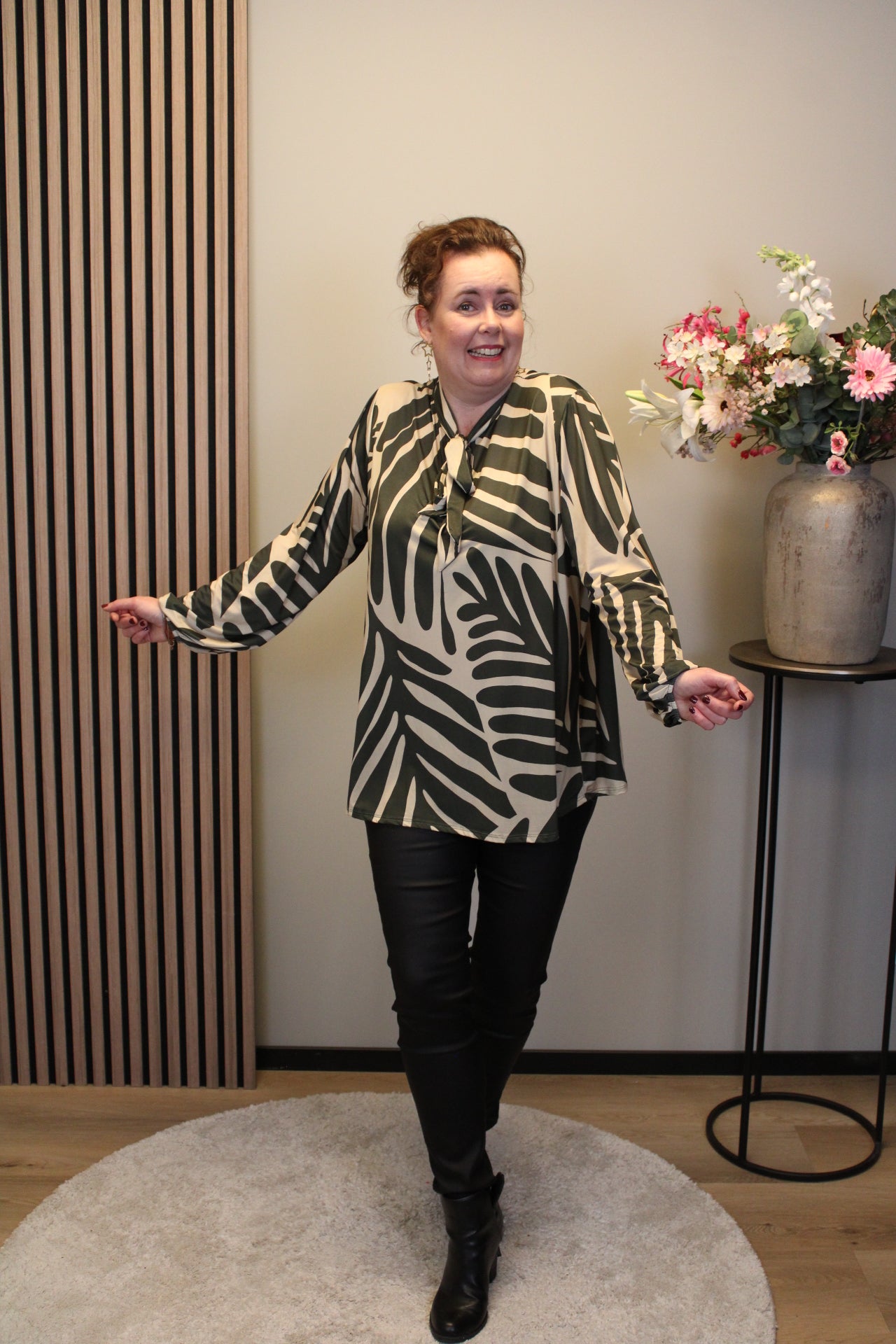 Marieke | Blouse met strik groen lange mouw 38 t/m 48