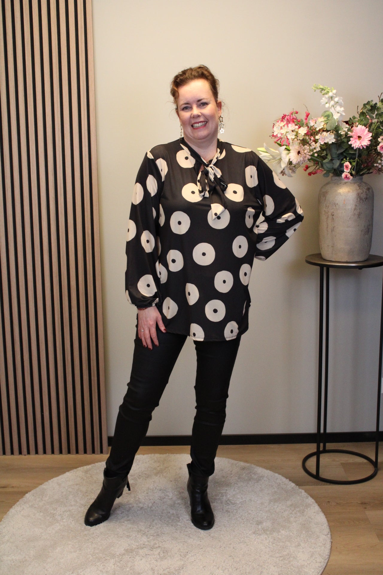 Iris| Blouse zwart met strikje 48 t/m 52