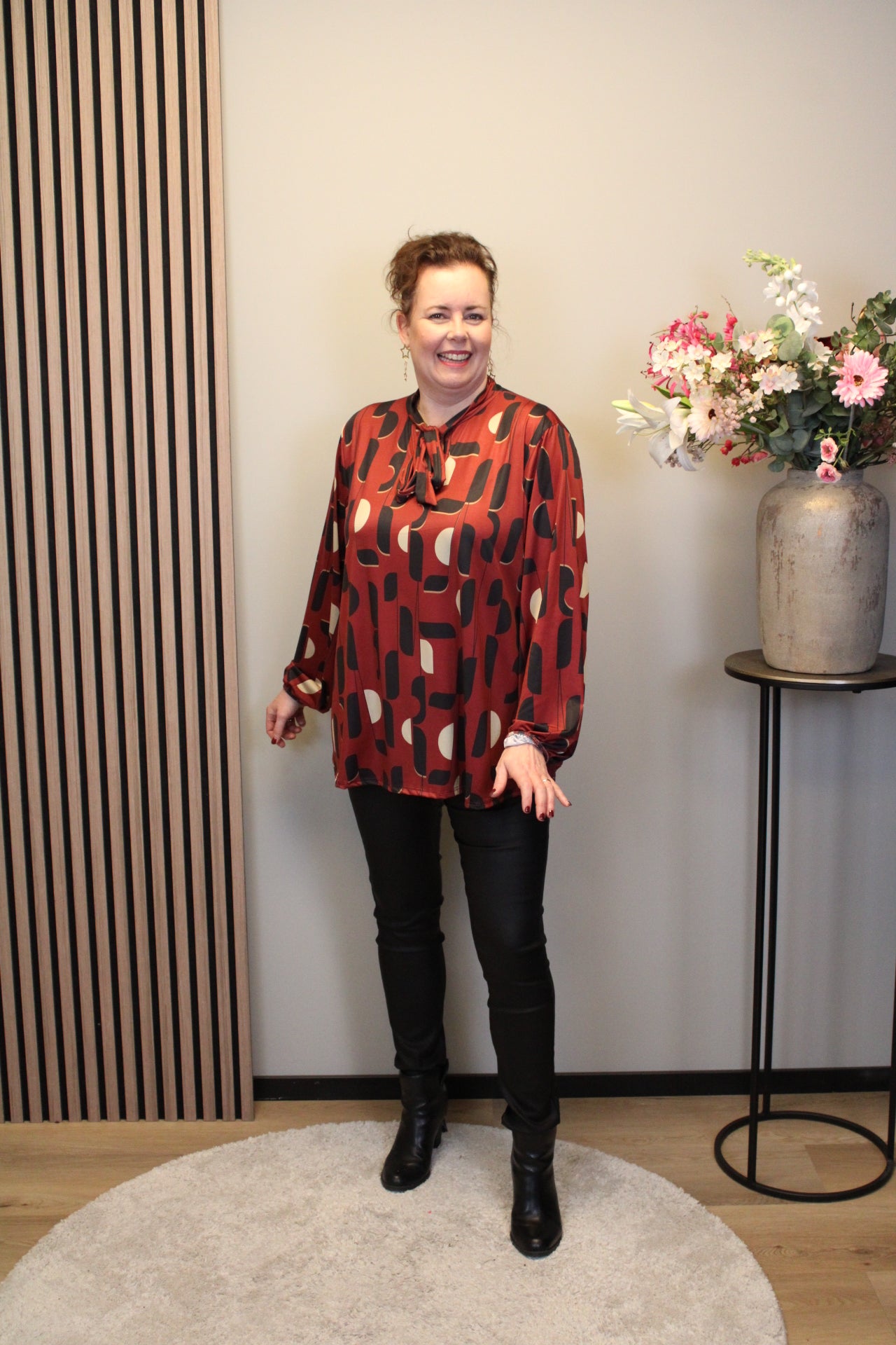 Daniela | Blouse rood met strikje 48 t/m 52