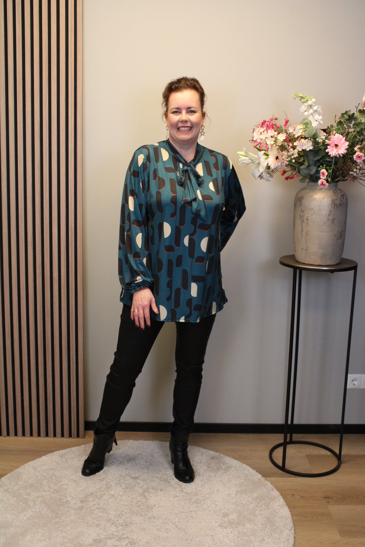 Daniela | Blouse aqua met strikje 48 t/m 52