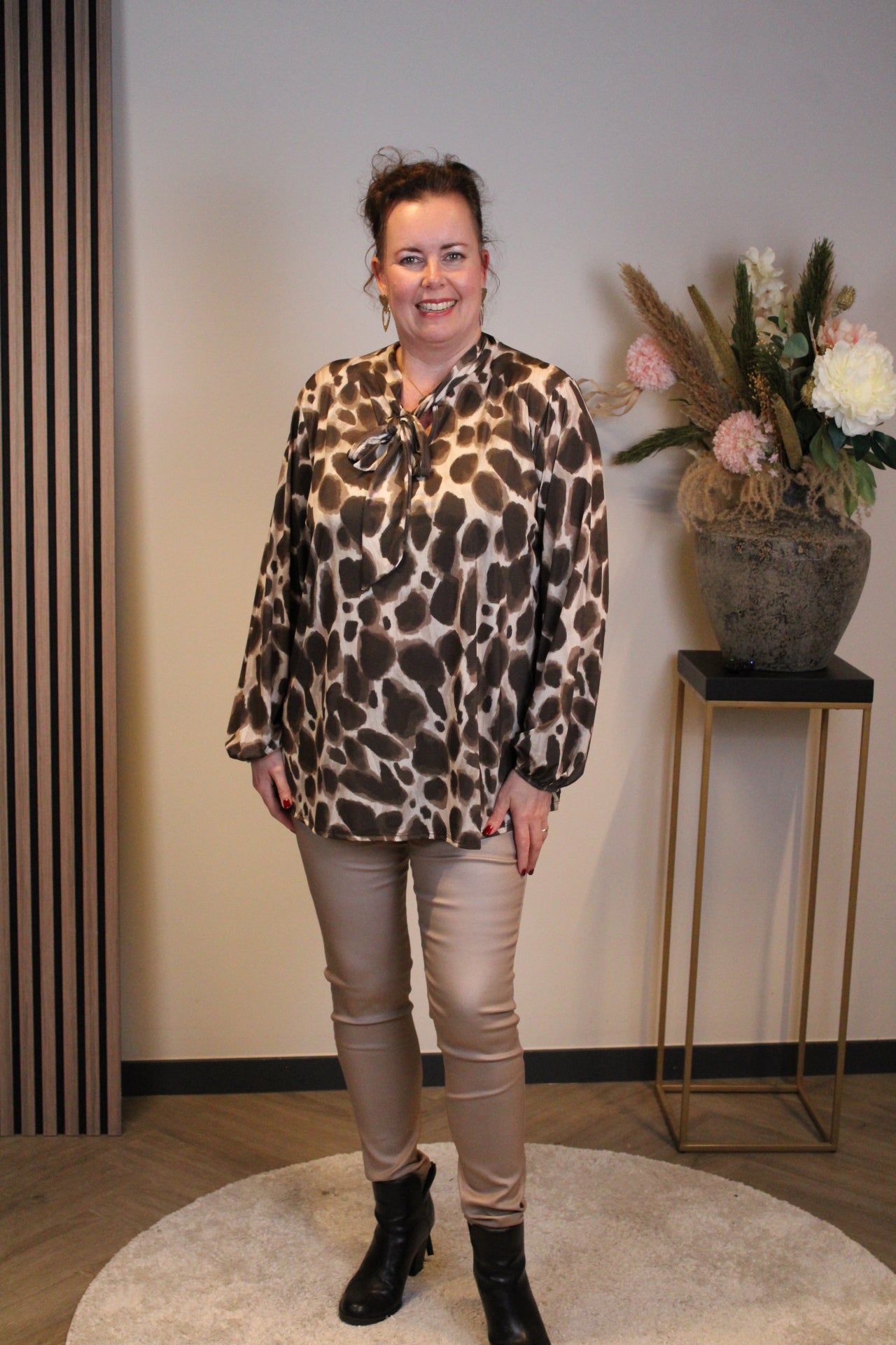 Elske | Blouse met strik bruin lange mouw 38 t/m 48