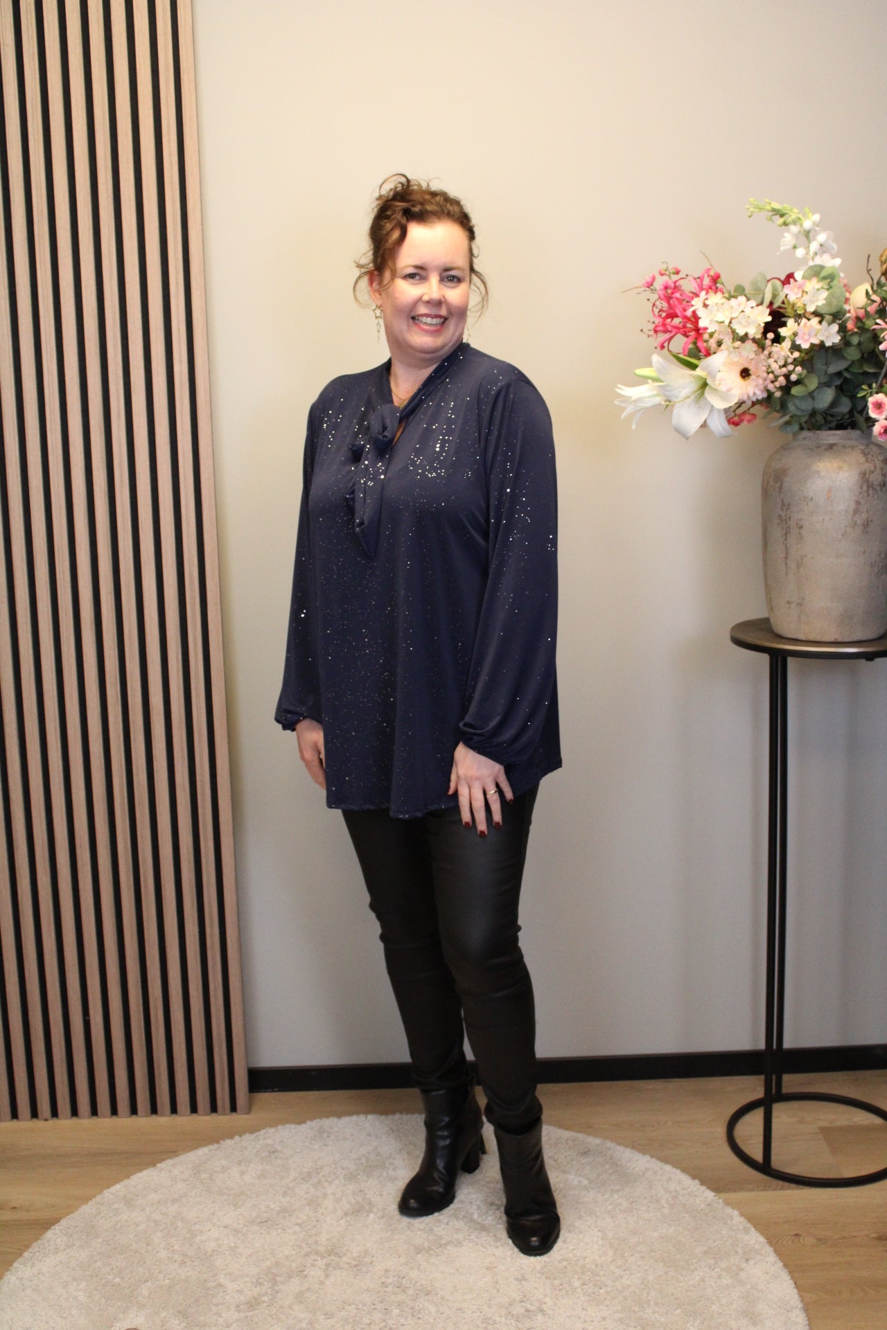 Fieke glitter | Blouse navy met strik 48 t/m 52