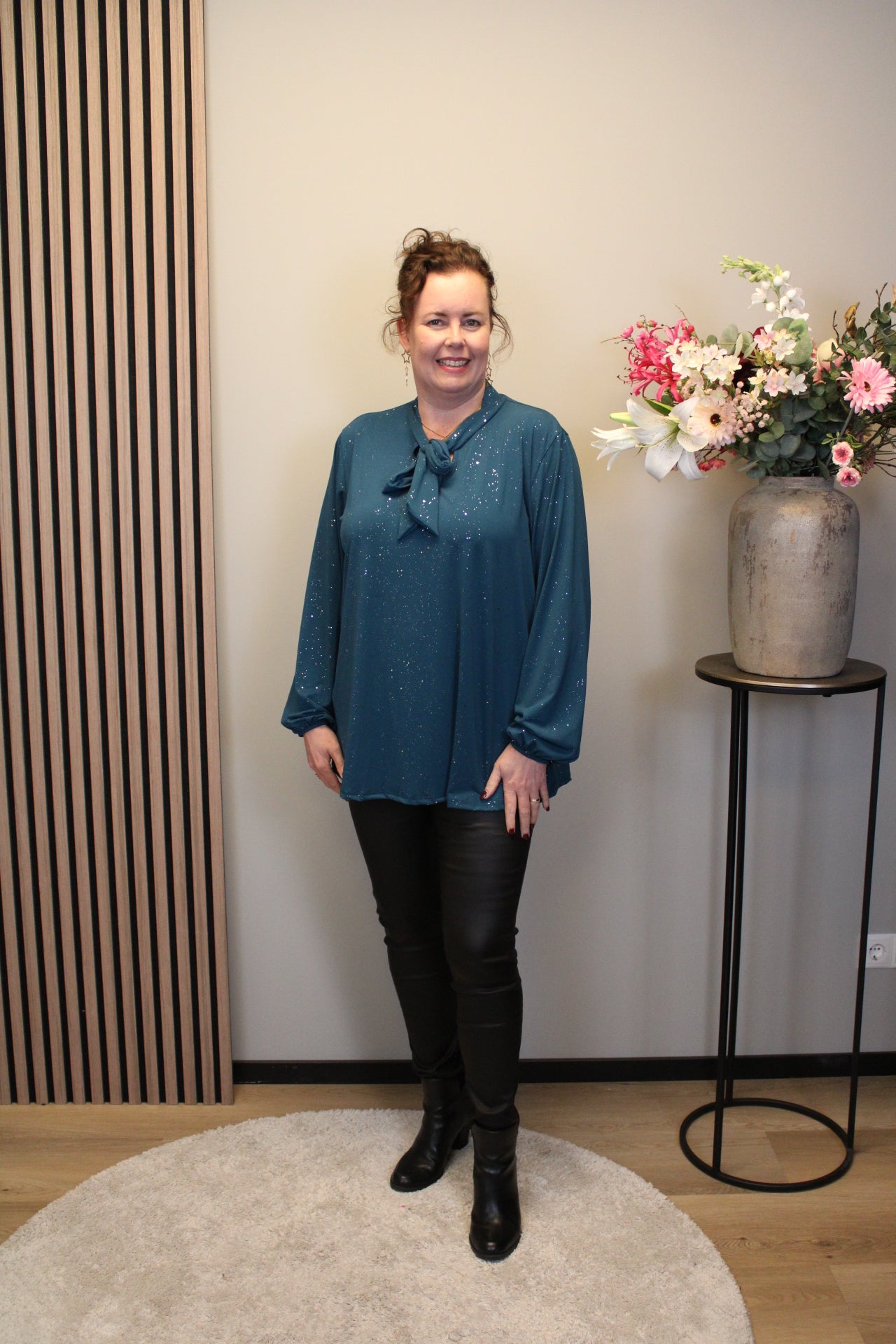 Fieke glitter | Blouse aqua met strik 48 t/m 52