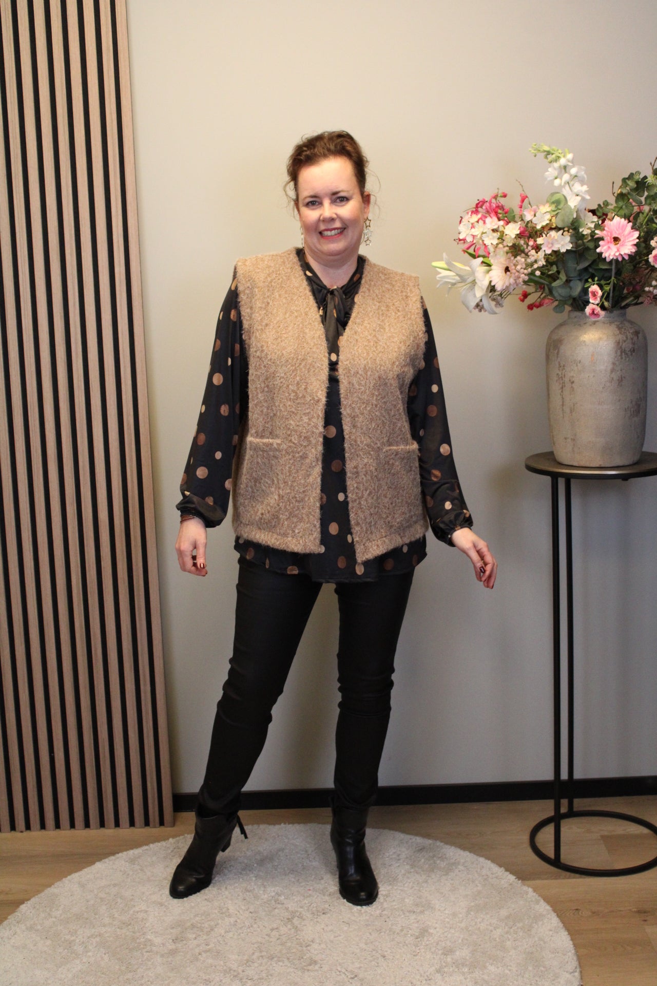 Nelora | Blouse zwart met strik 52 t/m 58