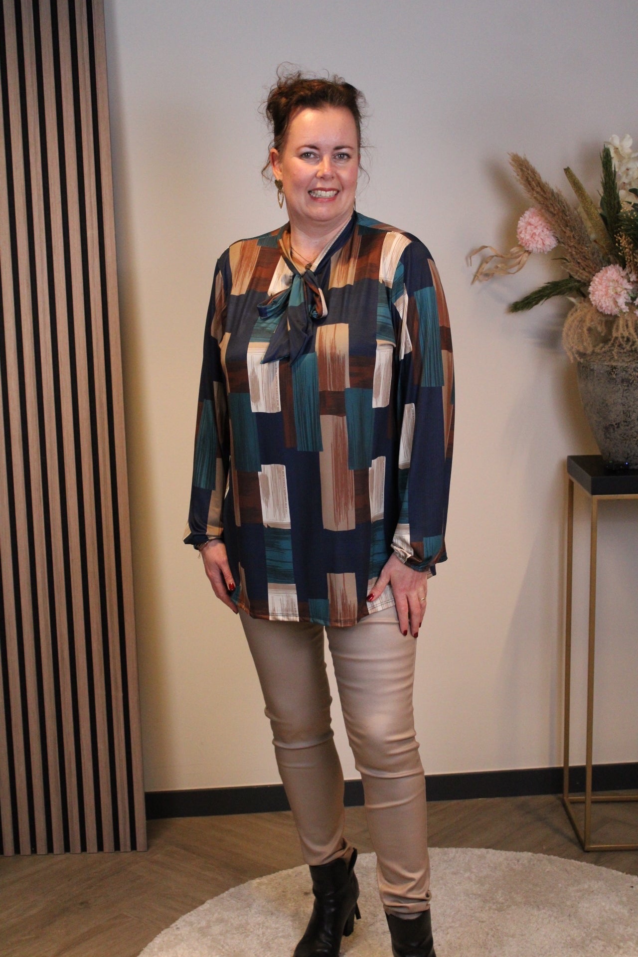 Myrthe | Blouse blauw met strikje 48 t/m 52