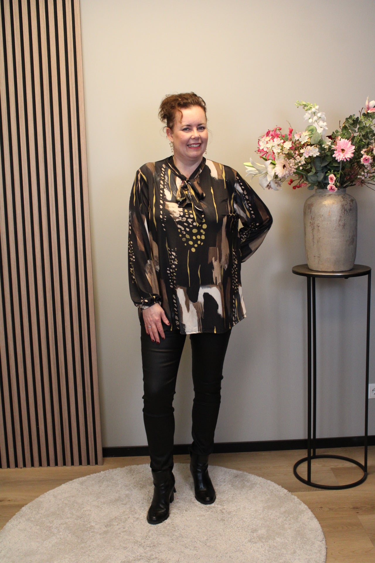 Vela | Blouse zwart met strik 52 t/m 58