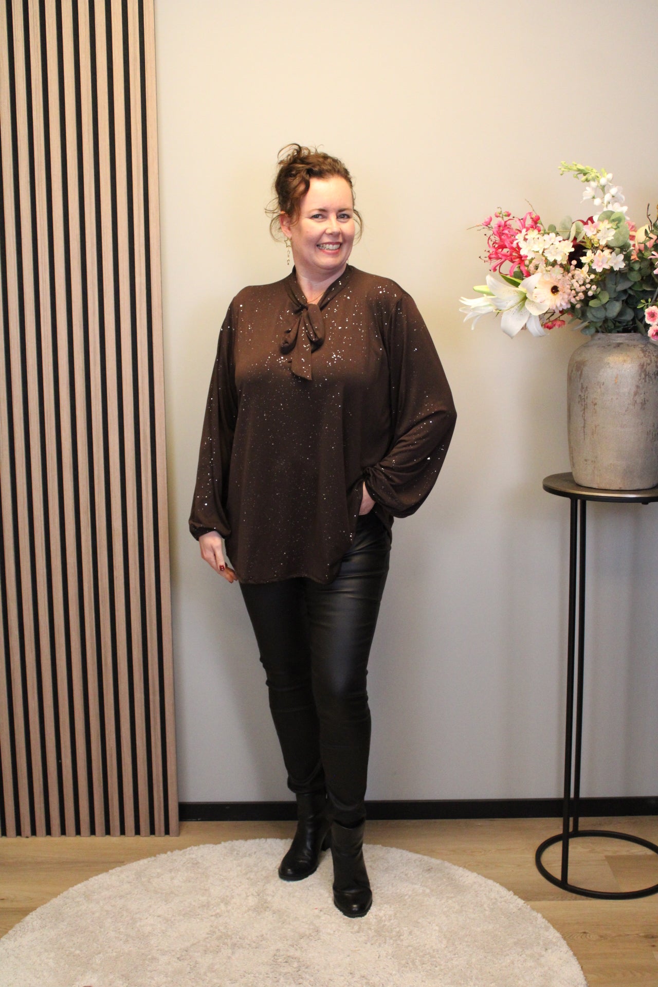 Fieke | Glitter blouse bruin met strik