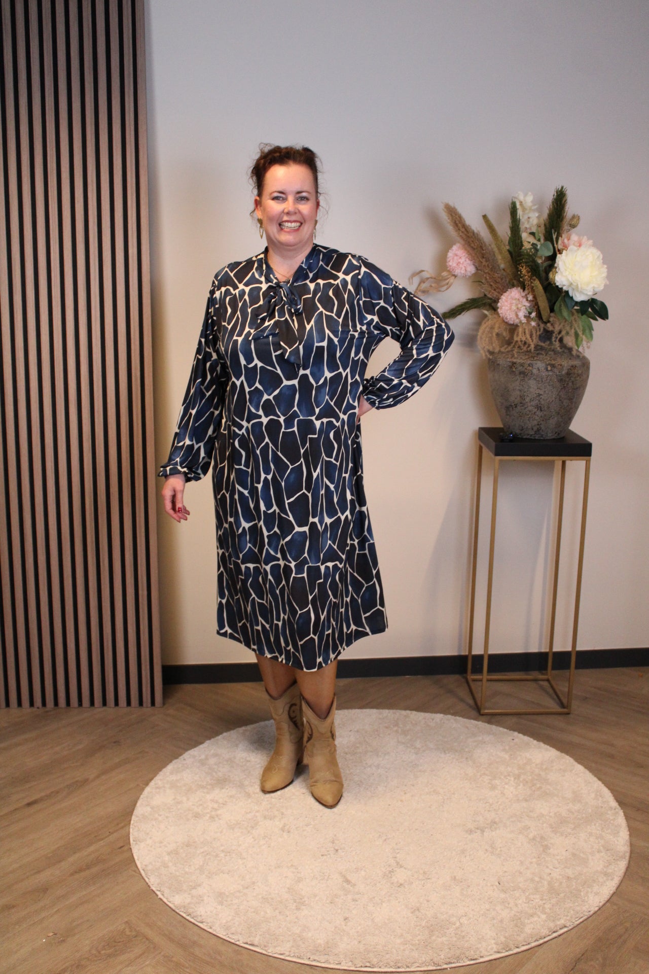 Zoë | Jurk met strikje blauw lange mouw 50 t/m 54
