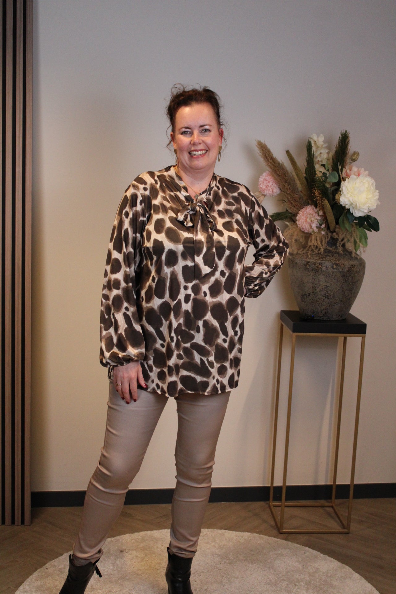 Elske | Blouse met strik bruin lange mouw 38 t/m 48