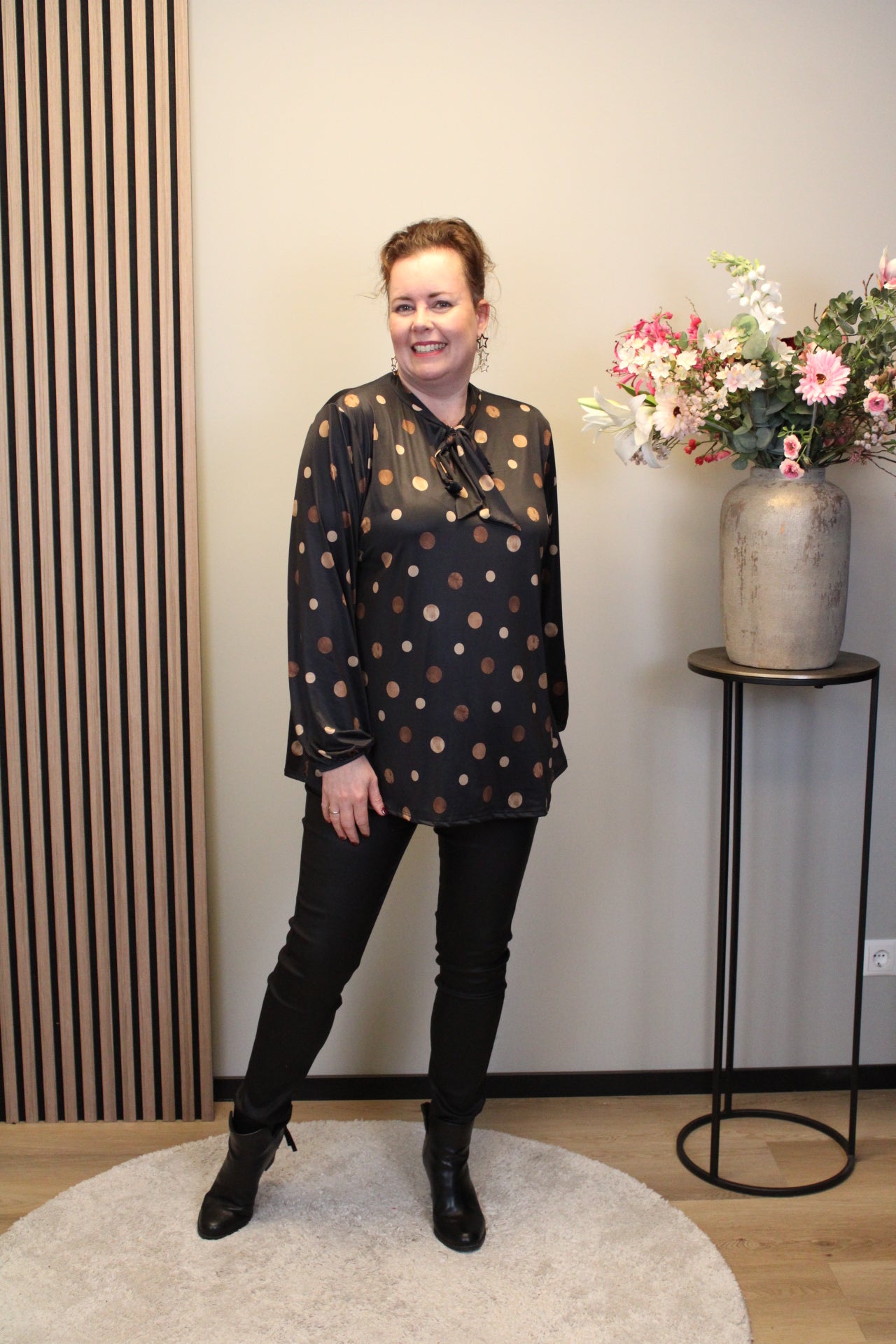 Nelora | Blouse zwart met strik 52 t/m 58