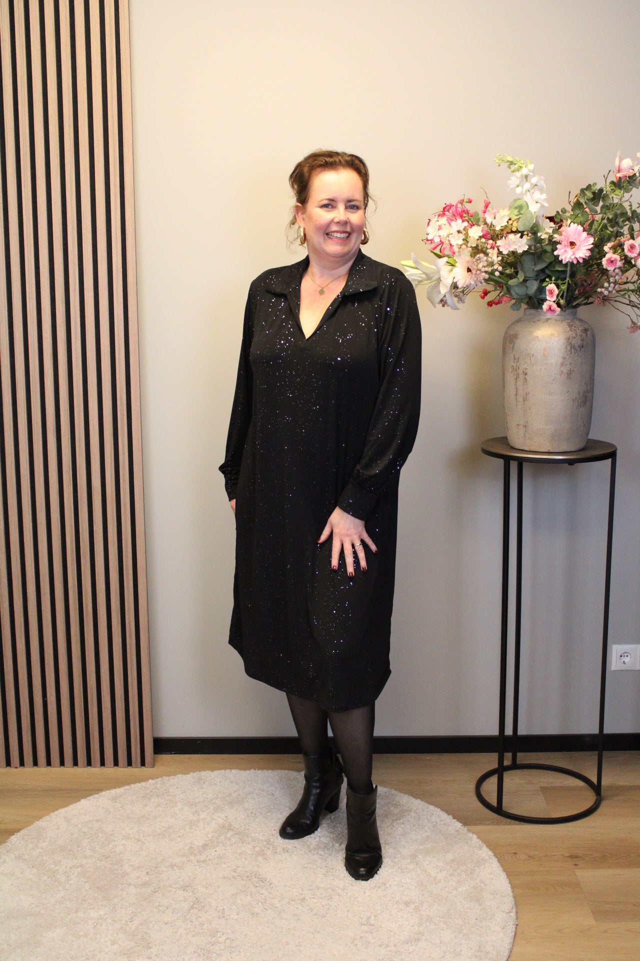 Kenza glitter | Jurk zwart met kraagje 52 t/m 58