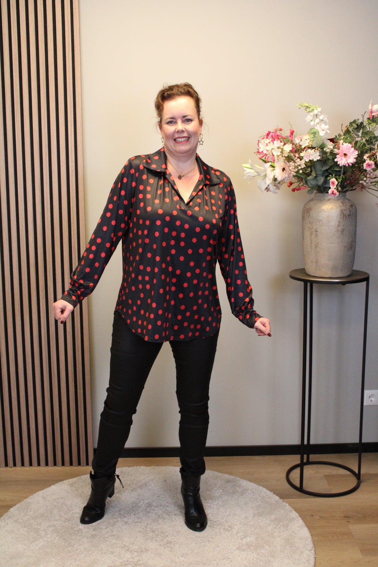 Marije | Blouse zwart/rood met kraagje 52 t/m 58