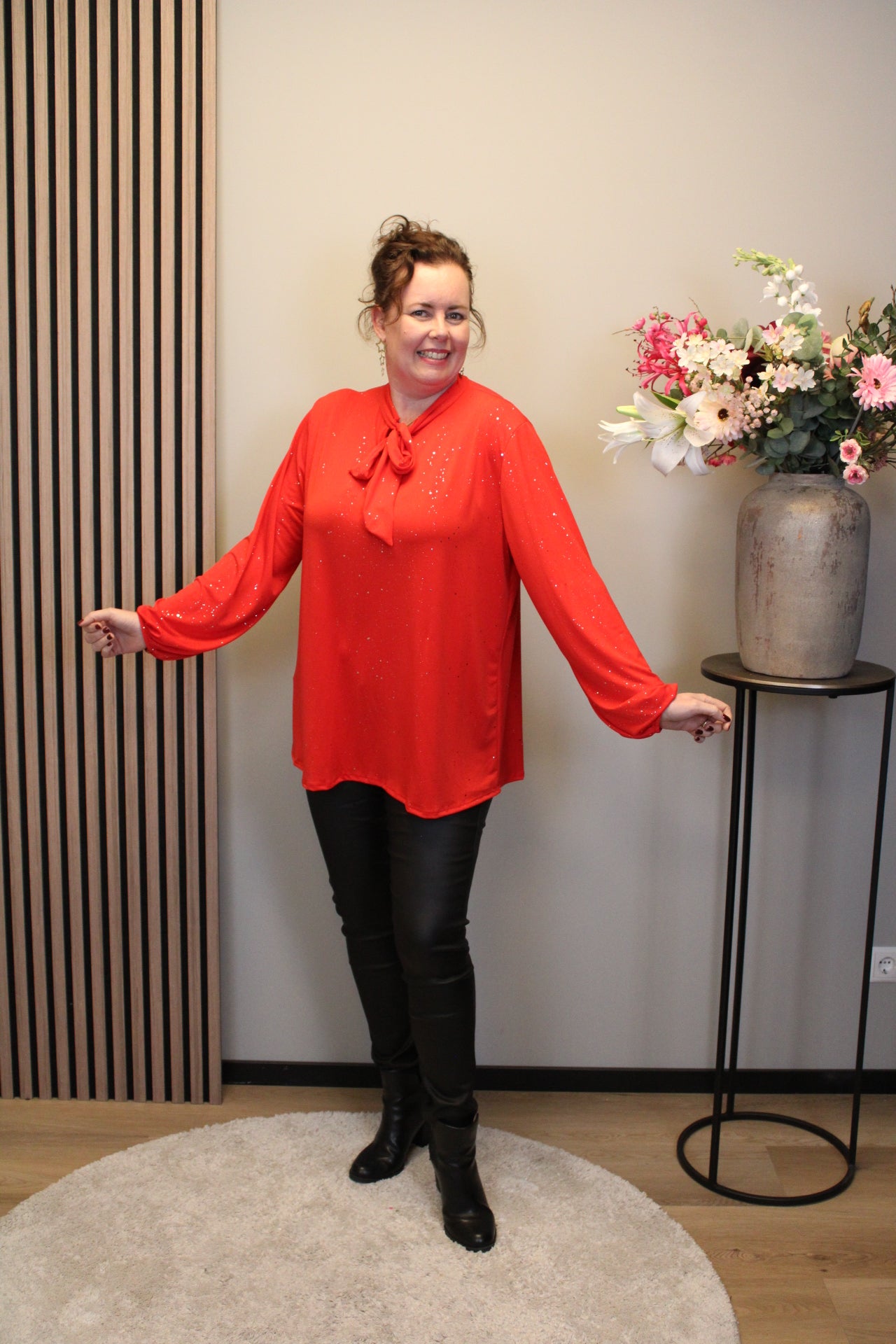 Fieke glitter | Blouse rood met strik 52 t/m 58