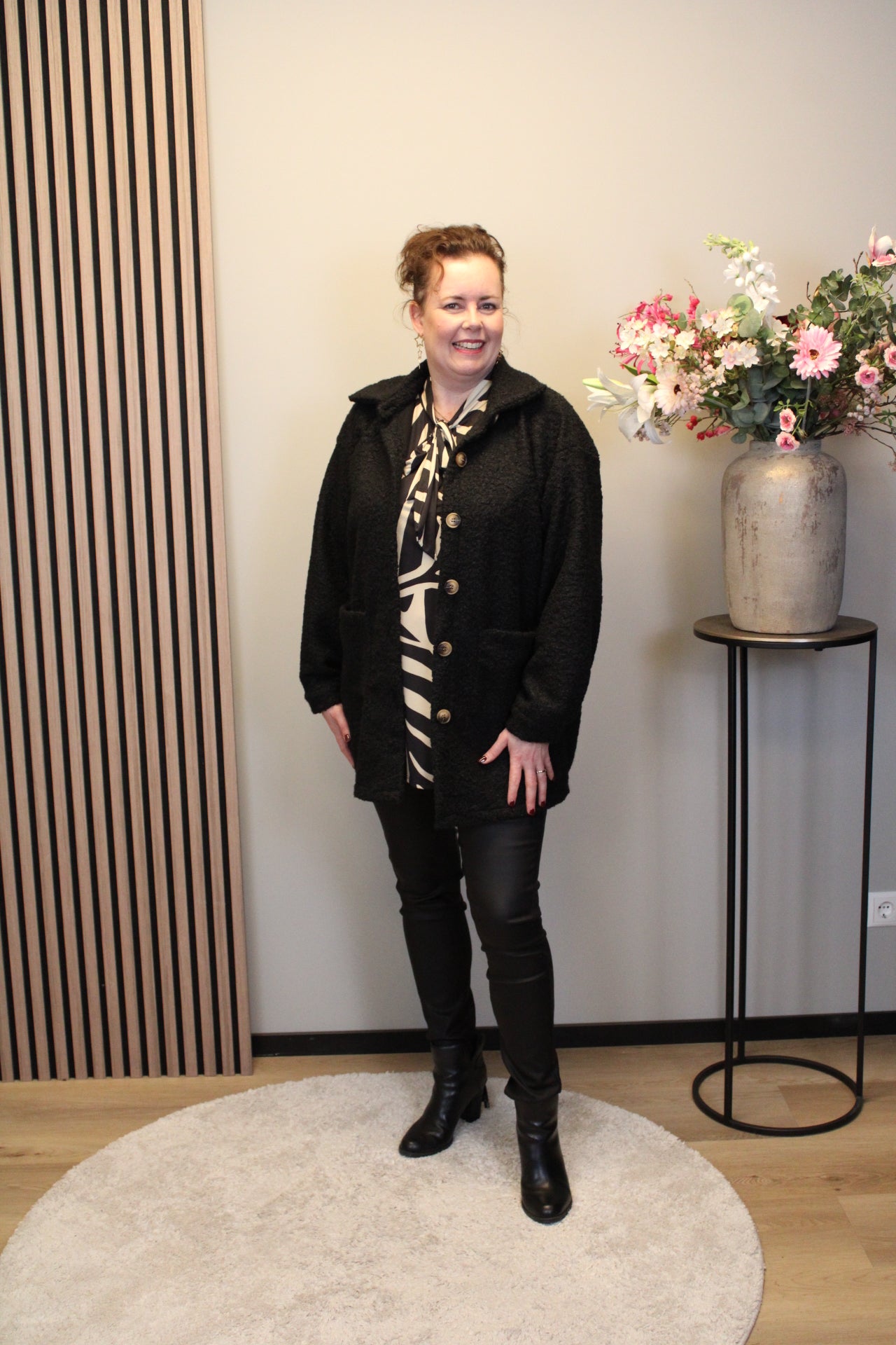 Marieke | Blouse zwart met strikje 48 t/m 52