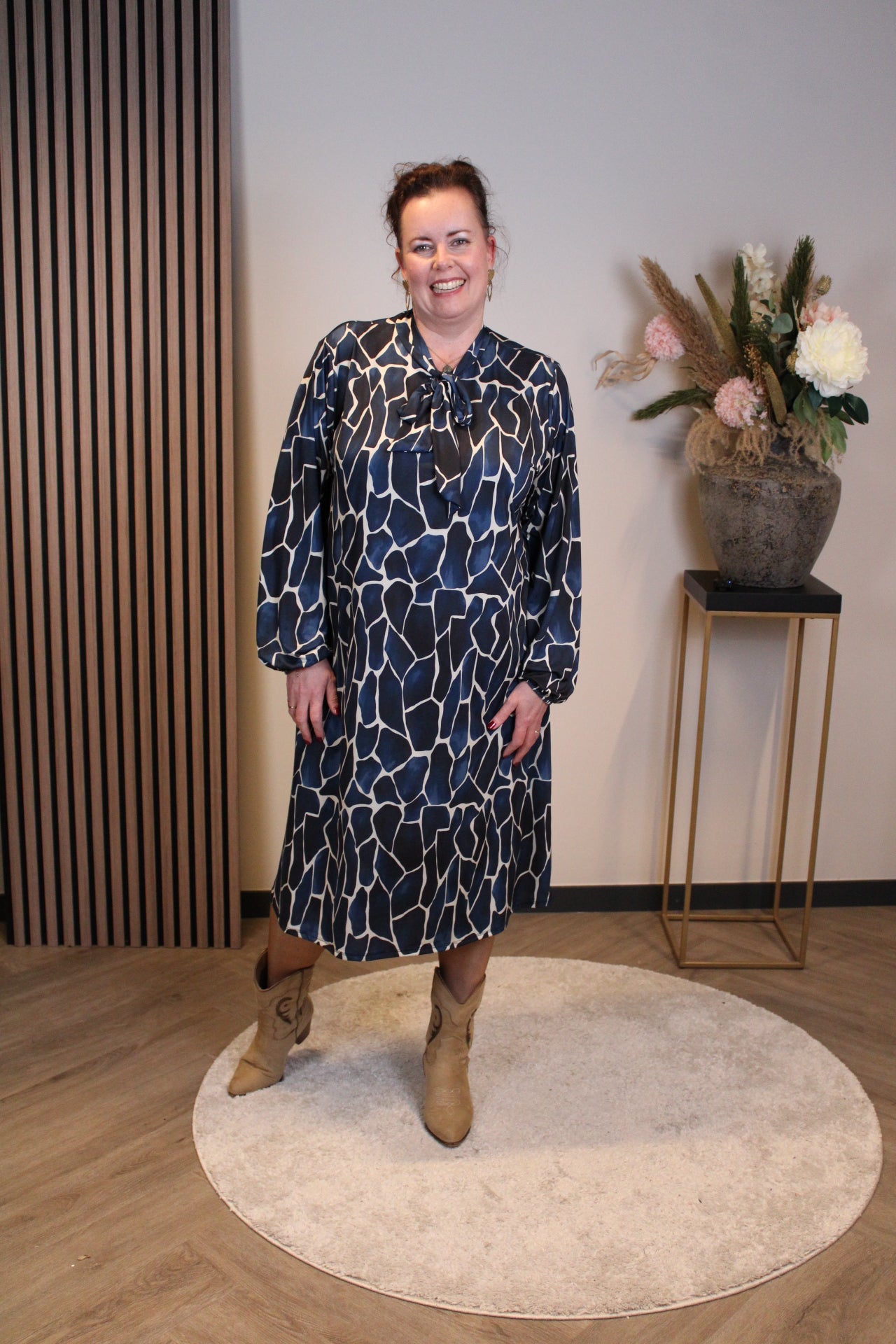 Zoë | Jurk met strikje blauw lange mouw 50 t/m 54