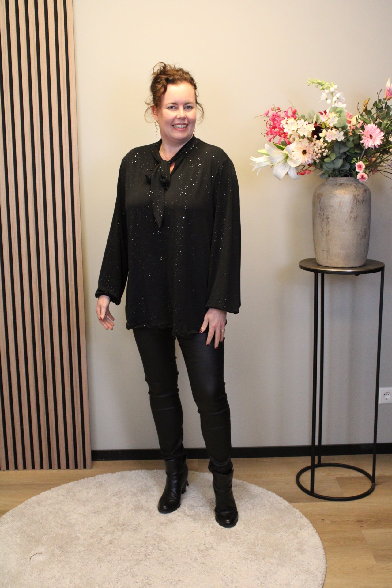 Fieke glitter | Blouse zwart met strik 52 t/m 58