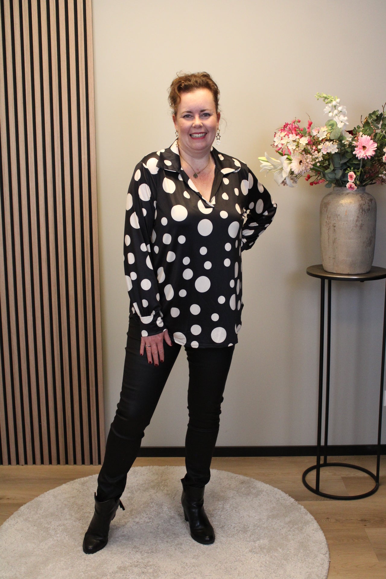 Romy | Blouse zwart met kraagje 52 t/m 58