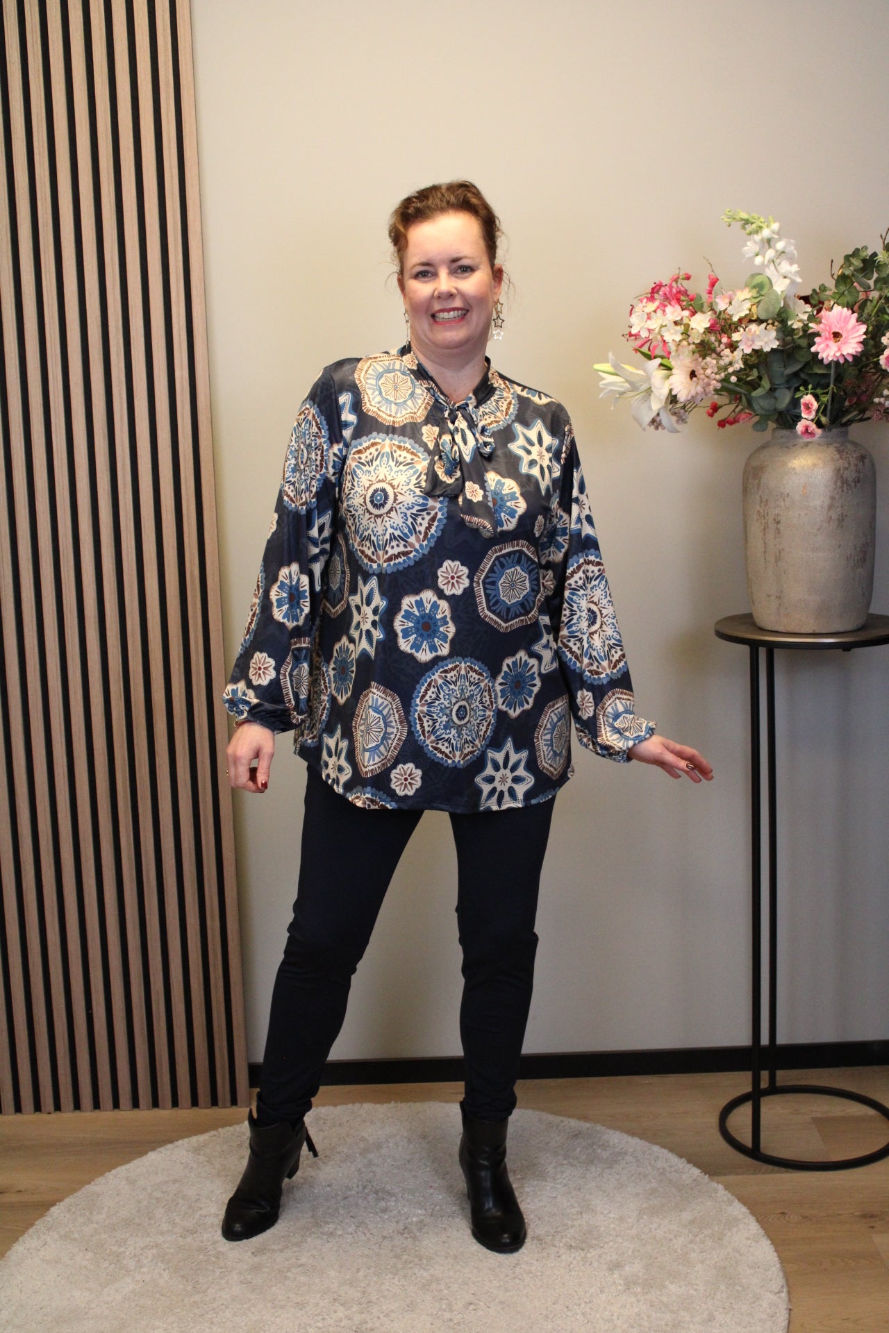 Fina | Blouse blauw met strik 48 t/m 52