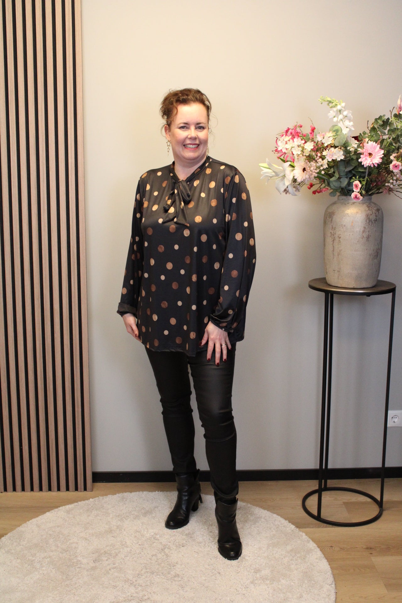 Nelora | Blouse zwart met strik 48 t/m 52