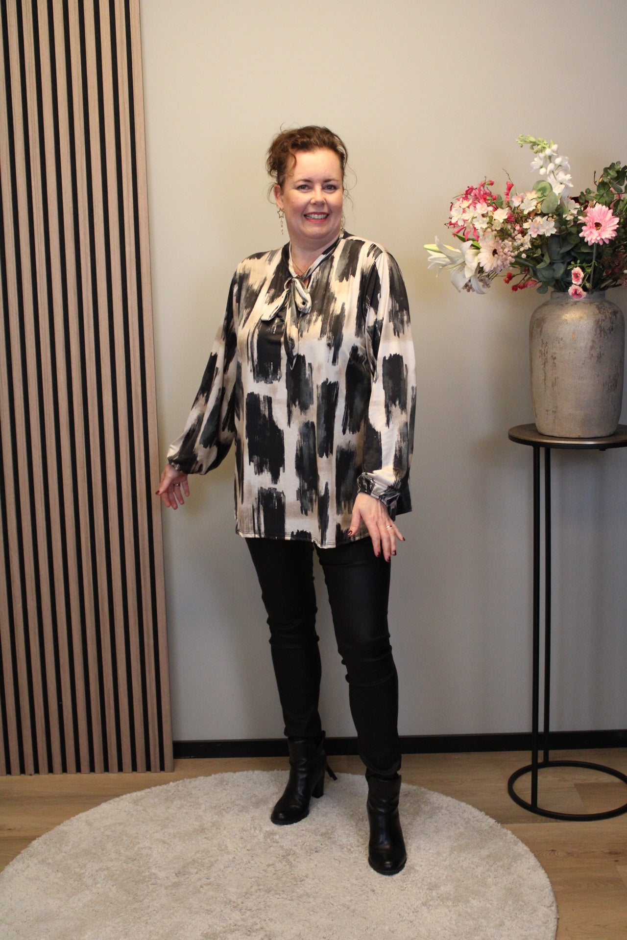 Molly | Blouse zwart met strik 48 t/m 52