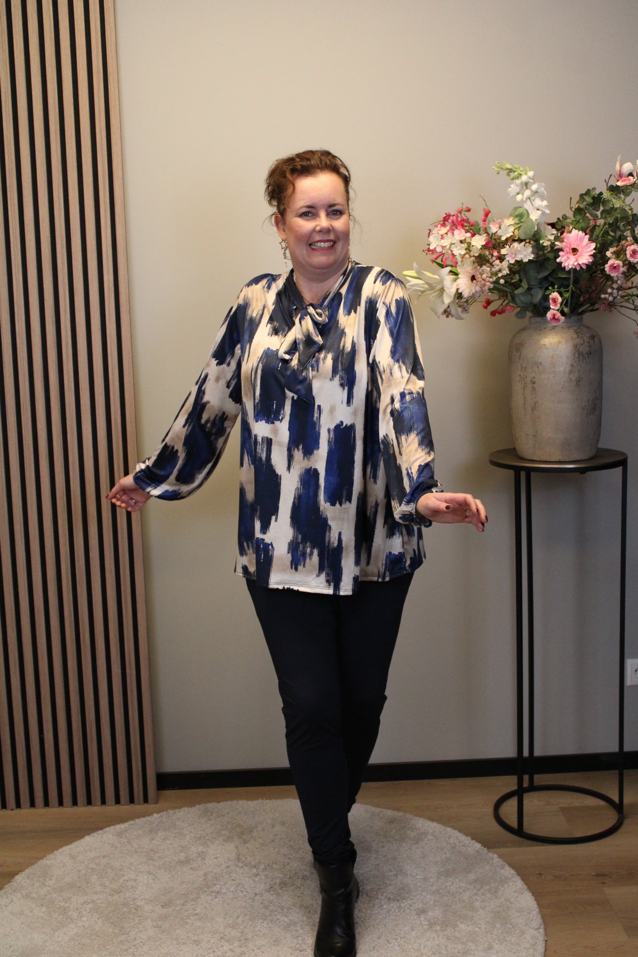 Molly | Blouse blauw met strik 48 t/m 52