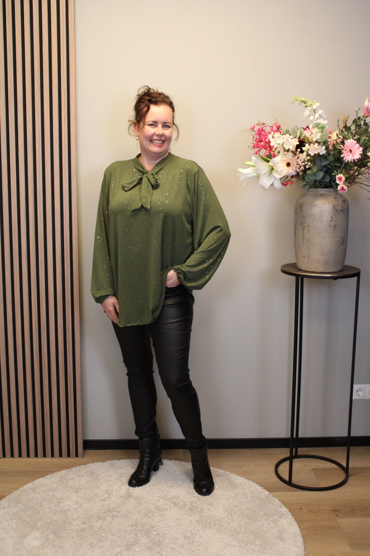 Fieke glitter | Blouse groen met strik 52 t/m 58