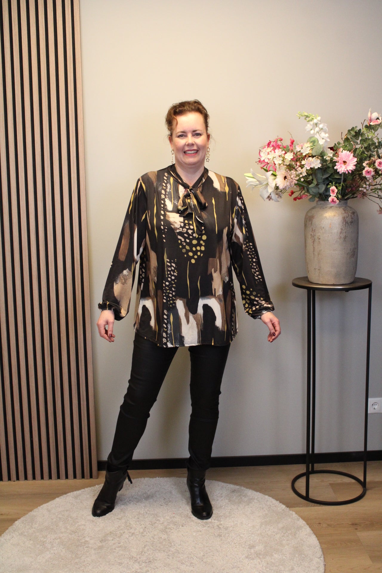 Vela | Blouse zwart met strik 52 t/m 58