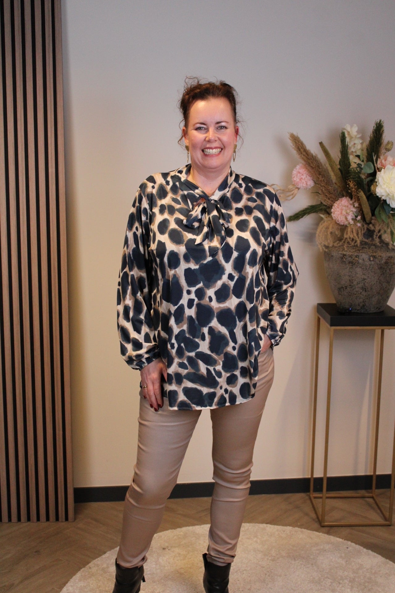Elske | Blouse blauw met strikje 48 t/m 52
