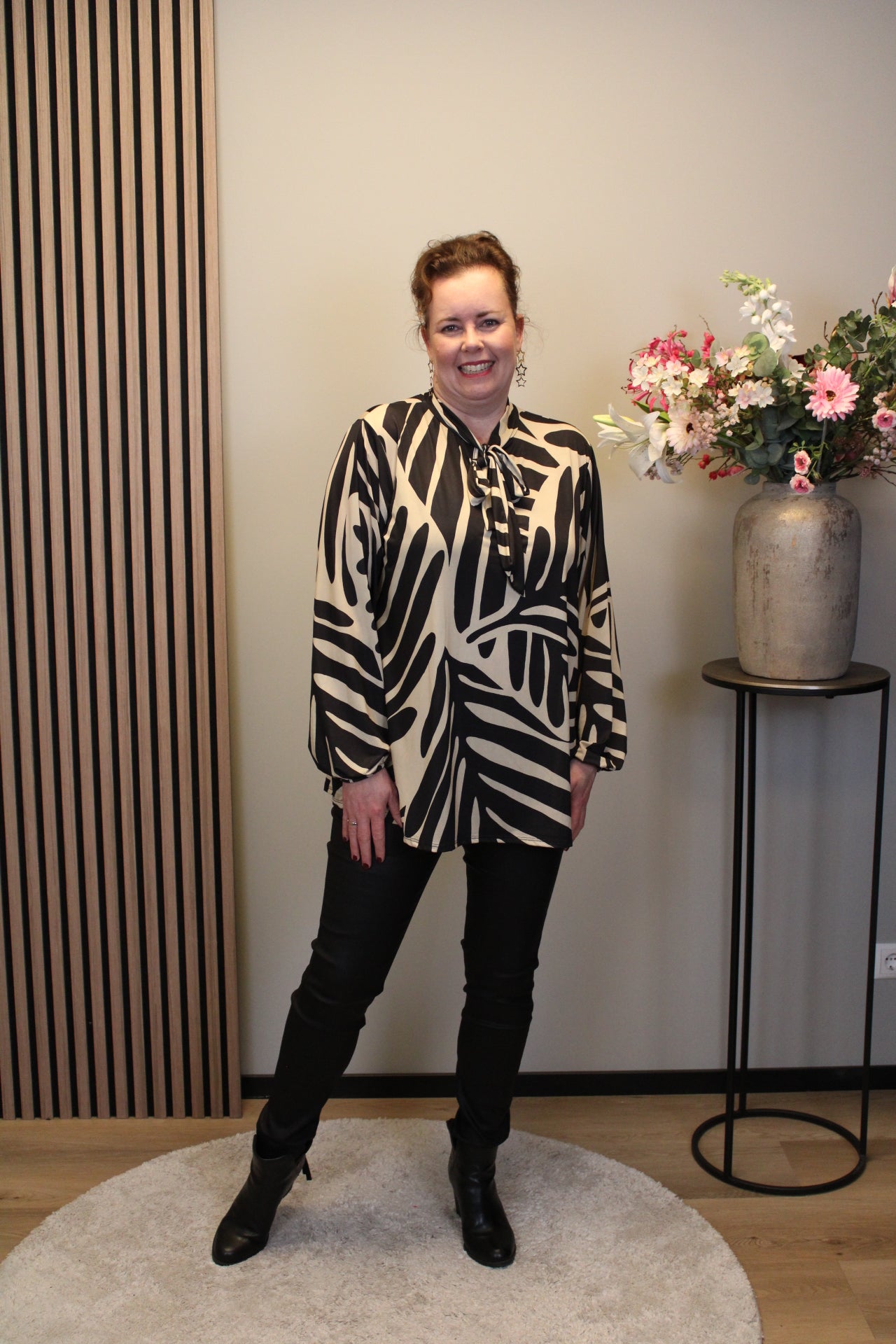 Marieke | Blouse zwart met strikje 48 t/m 52