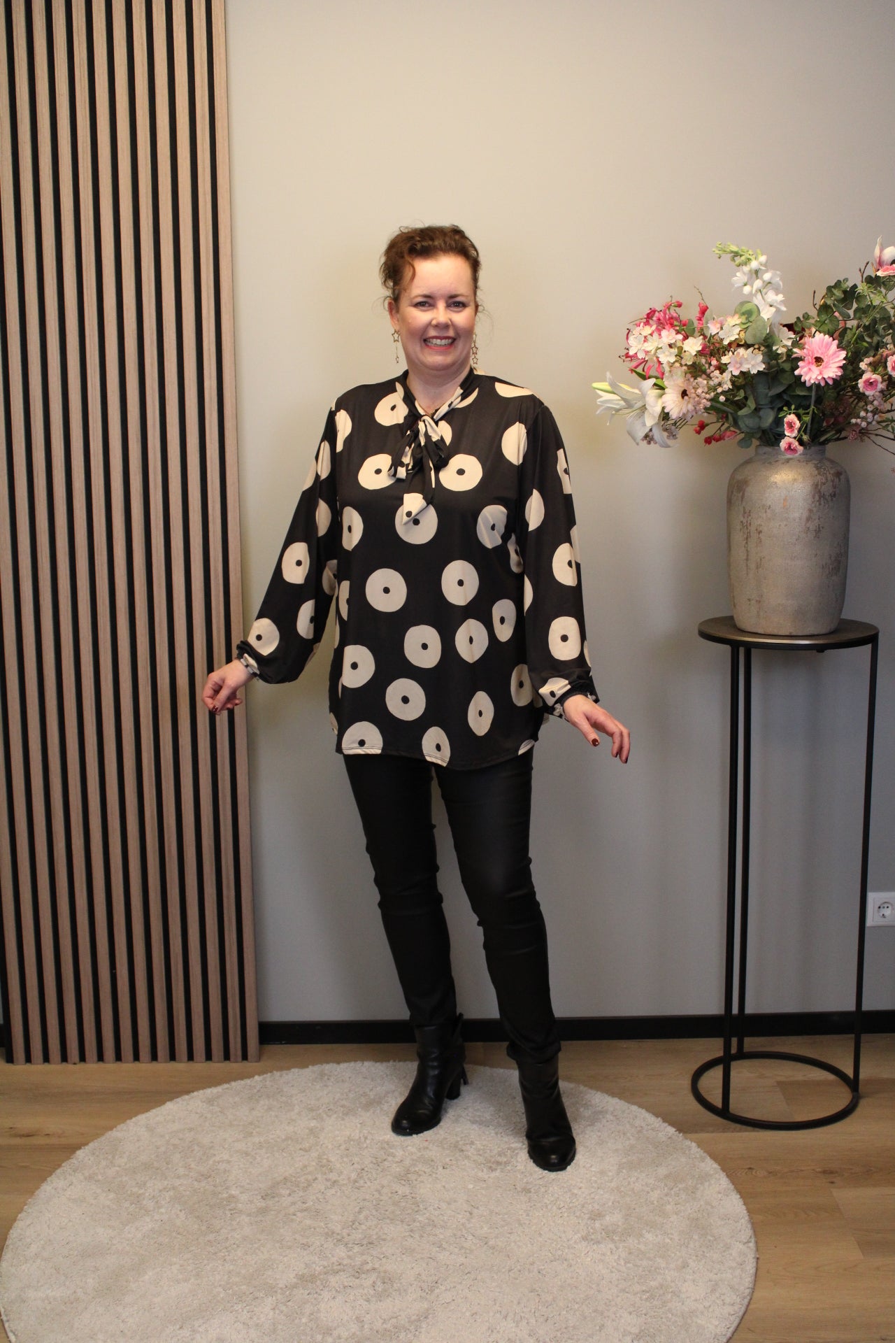 Iris| Blouse zwart met strikje 48 t/m 52