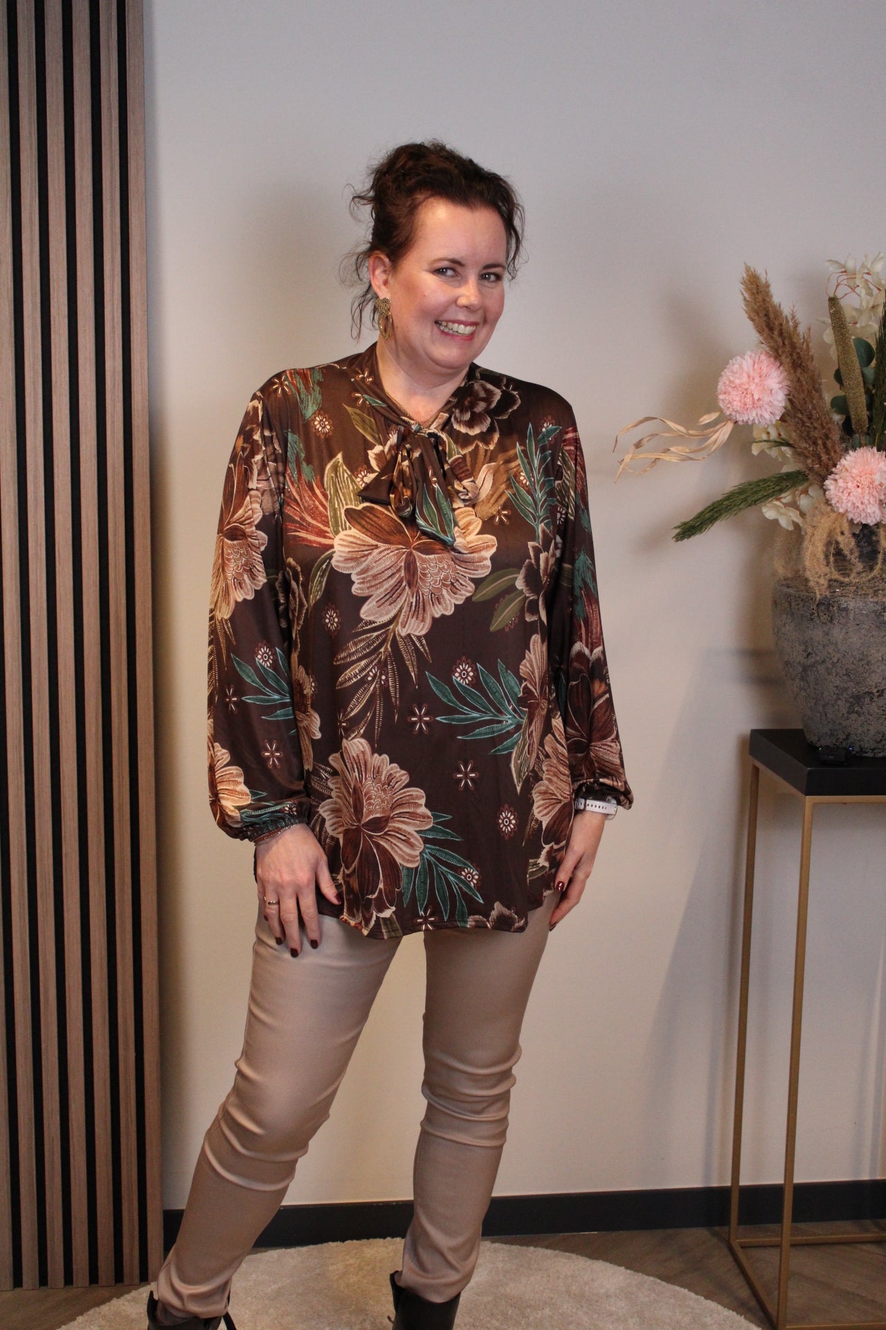 Jara | Blouse bruin met strikje 48 t/m 52
