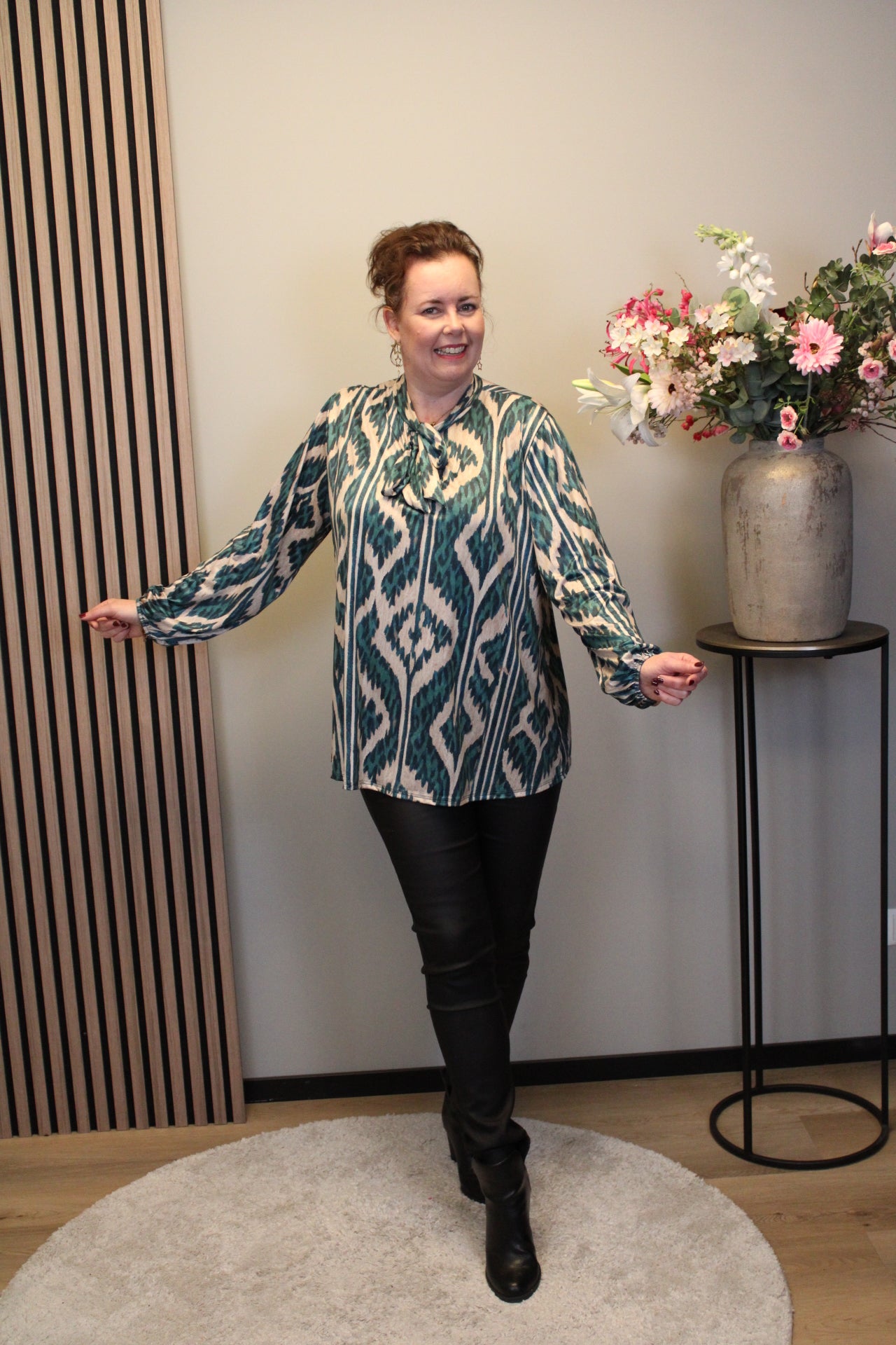 Lara | Blouse aqua met strik 48 t/m 52