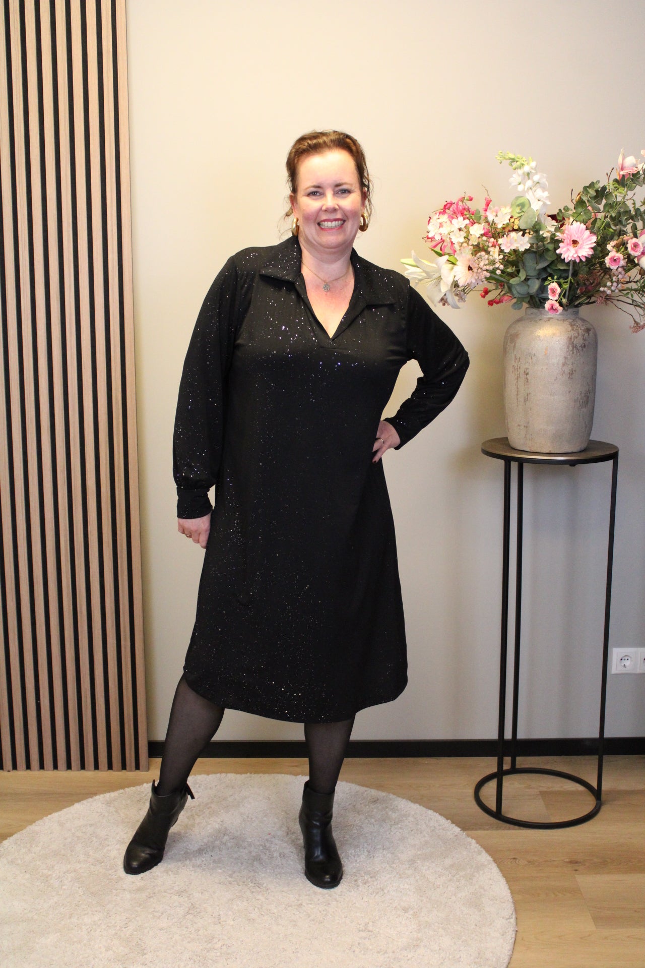 Kenza glitter | Jurk zwart met kraagje 52 t/m 58
