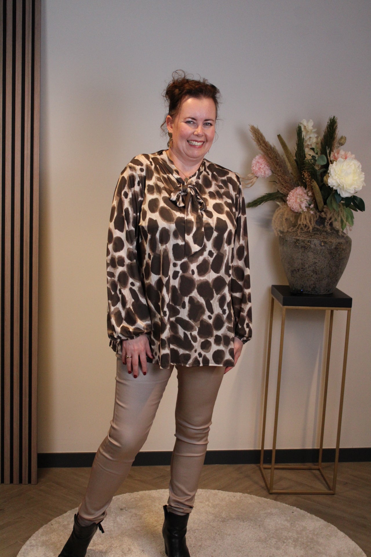 Elske | Blouse met strik bruin lange mouw 38 t/m 48